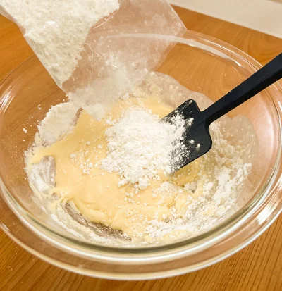 溶かしたアイスにホットケーキミックスを加えれば生地が完成！ここに板チョコをプラス（成形の様子は？▶︎次の画像へ）