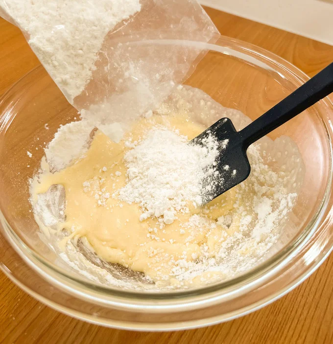 溶かしたアイスにホットケーキミックスを加えれば生地が完成!ここに板チョコをプラス(成形の様子は?▶︎次の画像へ)