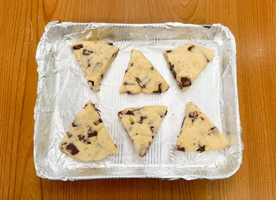 カフェで売っているスコーンをイメージして成形。焼くのはトースターでOK（出来上がりを見る▶︎次の画像へ）
