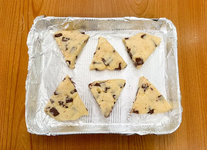 カフェで売っているスコーンをイメージして成形。焼くのはトースターでOK(出来上がりを見る▶︎次の画像へ)