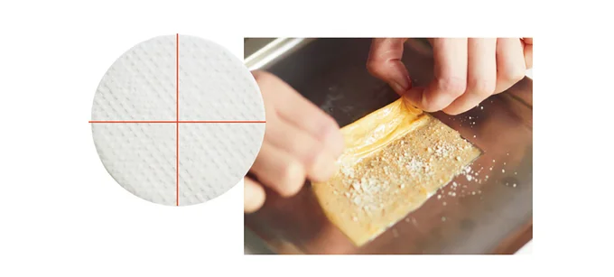 ライスペーパーは、このように切り、卵液でもどして粉チーズをふったら、端から棒状に畳む。