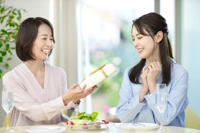  今年は『母の日』にプレゼントを贈る予定ですか？」に「贈る」と回答した人は全体の75.0％
