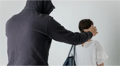   もし後ろから突然抱きつかれたら…？