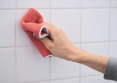 フックをつけるときは、まず接着面をきれいに拭いて、できるかぎり凹凸をなくす
