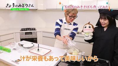 ひき肉がほぐれたら加熱した玉ねぎを汁ごと加えて中火にかける