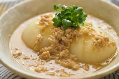とろとろ玉ねぎにみそとだしの味がしみた、うまみたっぷりの「玉ねぎのみそそぼろ」