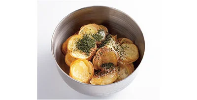 6.ボウルに入れて1を手でくずしかけて、Aをそれぞれ振り入れる。ボウルを振って全体を合わせる。