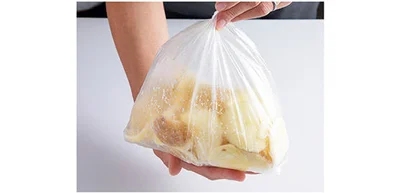 1.ポリ袋にじゃがいもと片栗粉を入れて振り、全体に粉をまぶす。