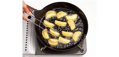 3. フライパンに約1 ㎝深さの油を熱して2を入れ、全体にこんがりとした色がつくまで揚げ焼きにして油をきる。形をキープするため、色づいてから上下を返して。