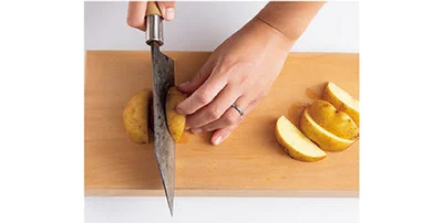 1.じゃがいもは皮つきのまま、くし形切りにする