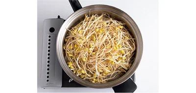 1.ふたがぴったりと閉まる鍋またはフライパンに豆もやしと材料Aを入れ、２分ほど蒸す。もやしのくさみが出てしまうので、蒸し上がるまでふたはあけない。