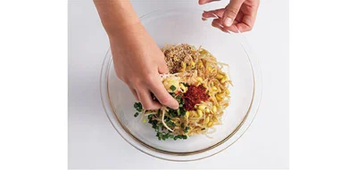 4.ボウルに3のもやしと材料Bを入れ、全体がからむようにしっかり手であえる。