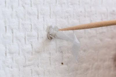 ティッシュを少しちぎり、つまようじの先で穴に押し込む