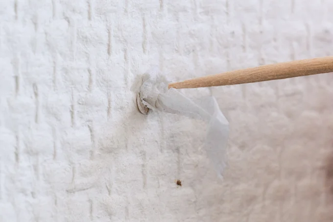 ティッシュを少しちぎり、つまようじの先で穴に押し込む