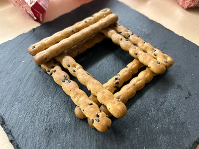 お菓子の家の土台は、アスパラガスビスケットを交互に積み重ねていくだけで作れる