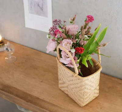 トルコキキョウやケイトウとコデマリの花束は600円