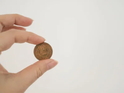 フラワーベースの中に10円玉を数枚入れて長持ちさせる