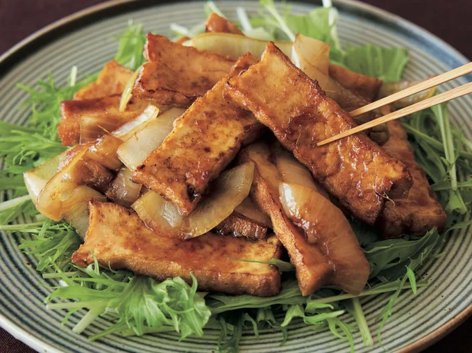 こんがり焼きつけるように炒めるのがコツ「厚揚げのしょうが焼き」