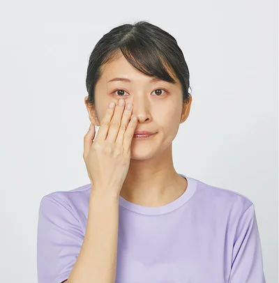指を目の下に当て目を閉じる