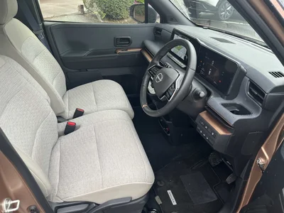 広々とした運転席。メーターとナビはフルデジタル