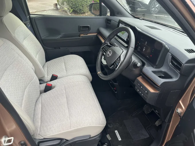広々とした運転席。メーターとナビはフルデジタル