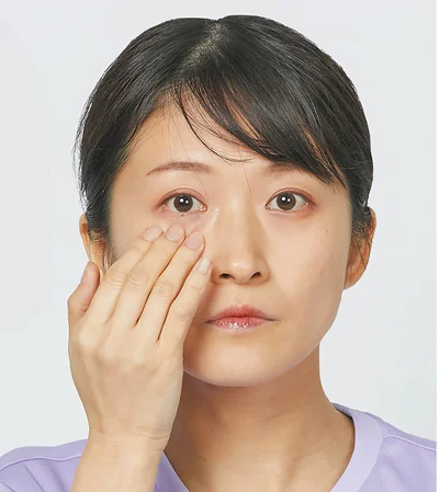 眼窩に指を当てる