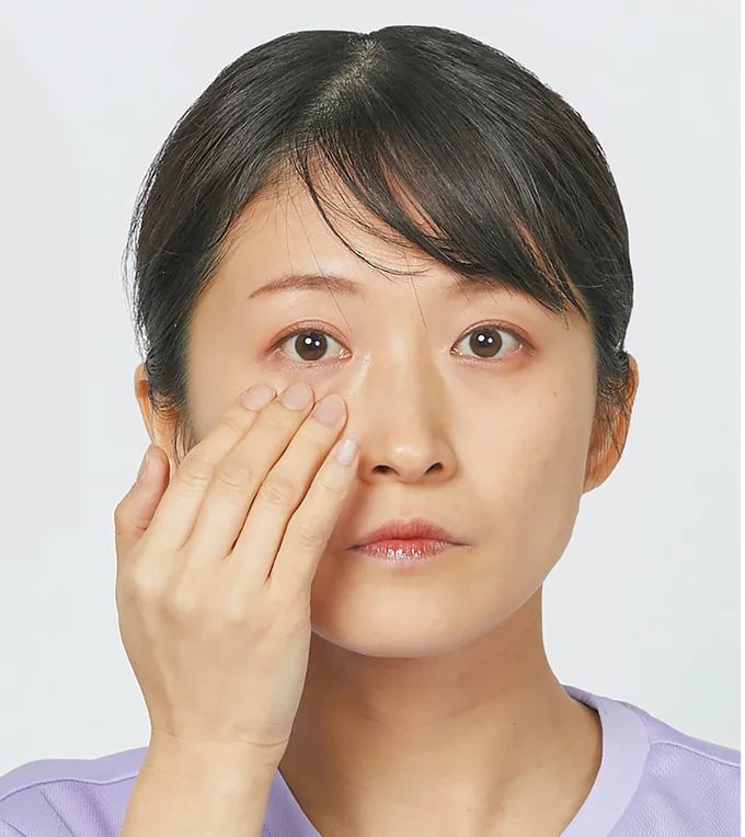 眼窩に指を当てる