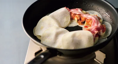 餃子の皮8枚を少しずつ重ねて円形に並べる