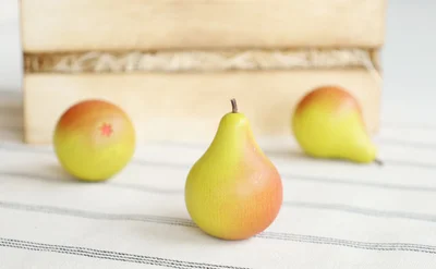 色鮮やかなグラデーションが美しい「洋ナシ」。革ひもがアクセントに