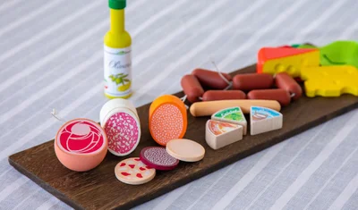 ヨーロッパの食卓に出てきそうなサラミやチーズのオードブル。思わず大人の手が伸びてしまいそう