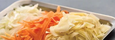 じゃがいも、玉ねぎ、にんじんはピーラーで薄切りにする