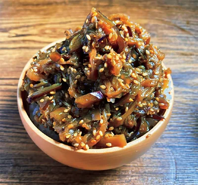 アツアツご飯に合いすぎる「細切りなすの止まらん炒め」