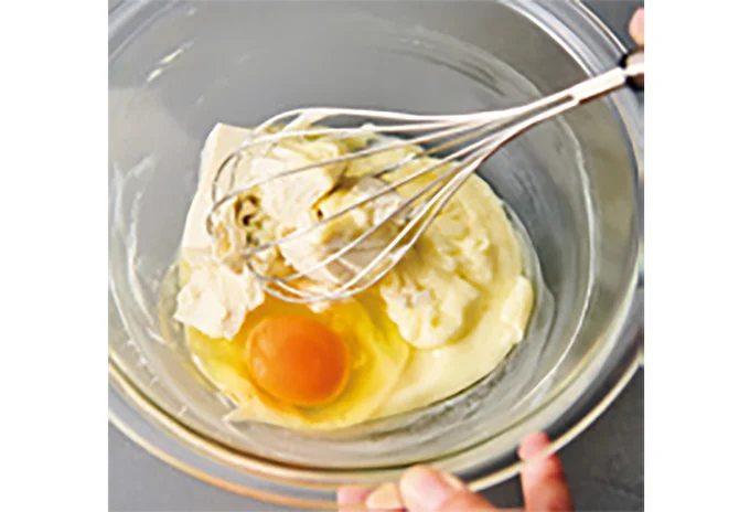 クリームチーズと砂糖がなめらかになったら、卵と豆腐を加えて混ぜて