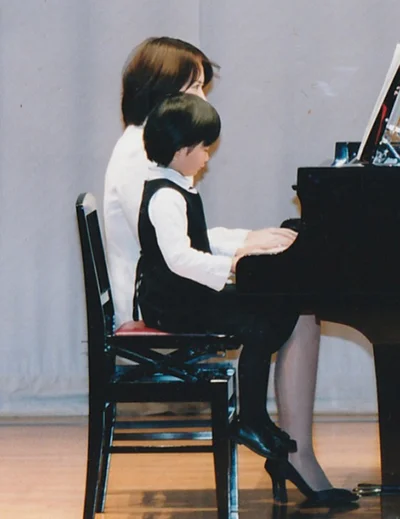 娘さんとピアノの連弾をする堀井美香さん。娘さんが年長のころ。
