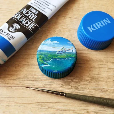青のボトルキャップに描かれた滑空するヘリコプター。空の青と海の青、色の違いにこだわりを感じますね！▶次は何でヘリコプターを描いたの？（⇒次へ）