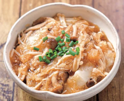 甘辛しょうゆ味のみぞれあんをからめた、ほっとする味わい「きのこみぞれあんもち」