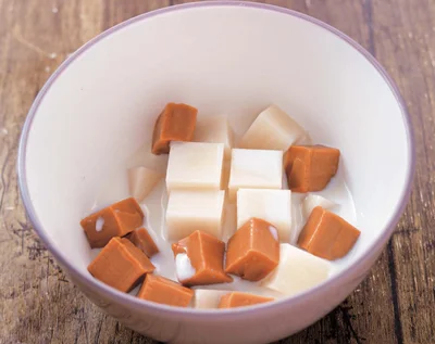 耐熱ボウルにもちを入れ、キャラメル、牛乳を加えてラップをかけてレンチン