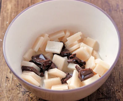 耐熱ボウルにもちを入れ、チョコレートと牛乳、砂糖を加えて混ぜ、ラップをかけてレンチン