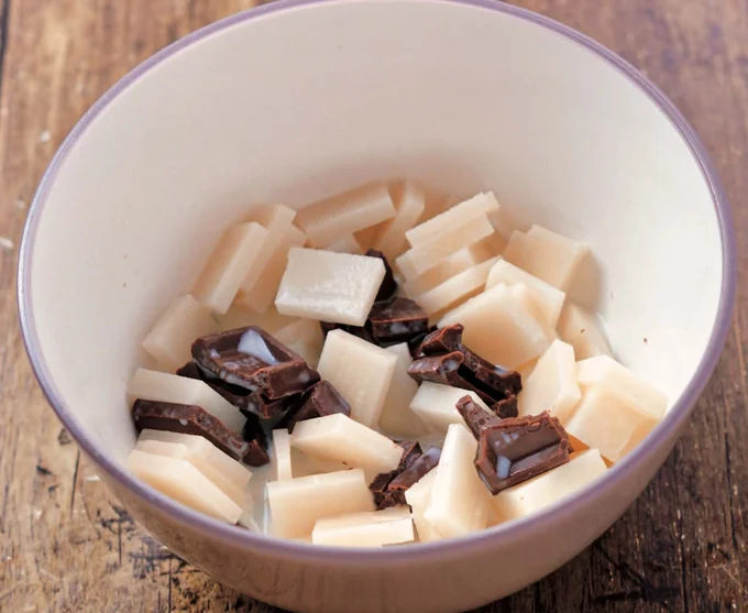 耐熱ボウルにもちを入れ、チョコレートと牛乳、砂糖を加えて混ぜ、ラップをかけてレンチン
