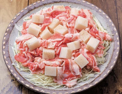 キャベツ、豚バラ、もちの順に広げてレンチン！