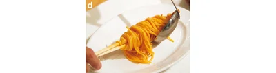 スパゲッティの半量を菜箸にくるくると巻きつける