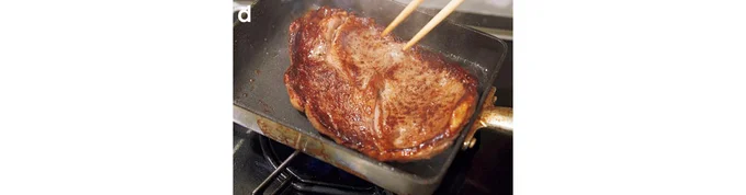 焼き色を確認して裏返す