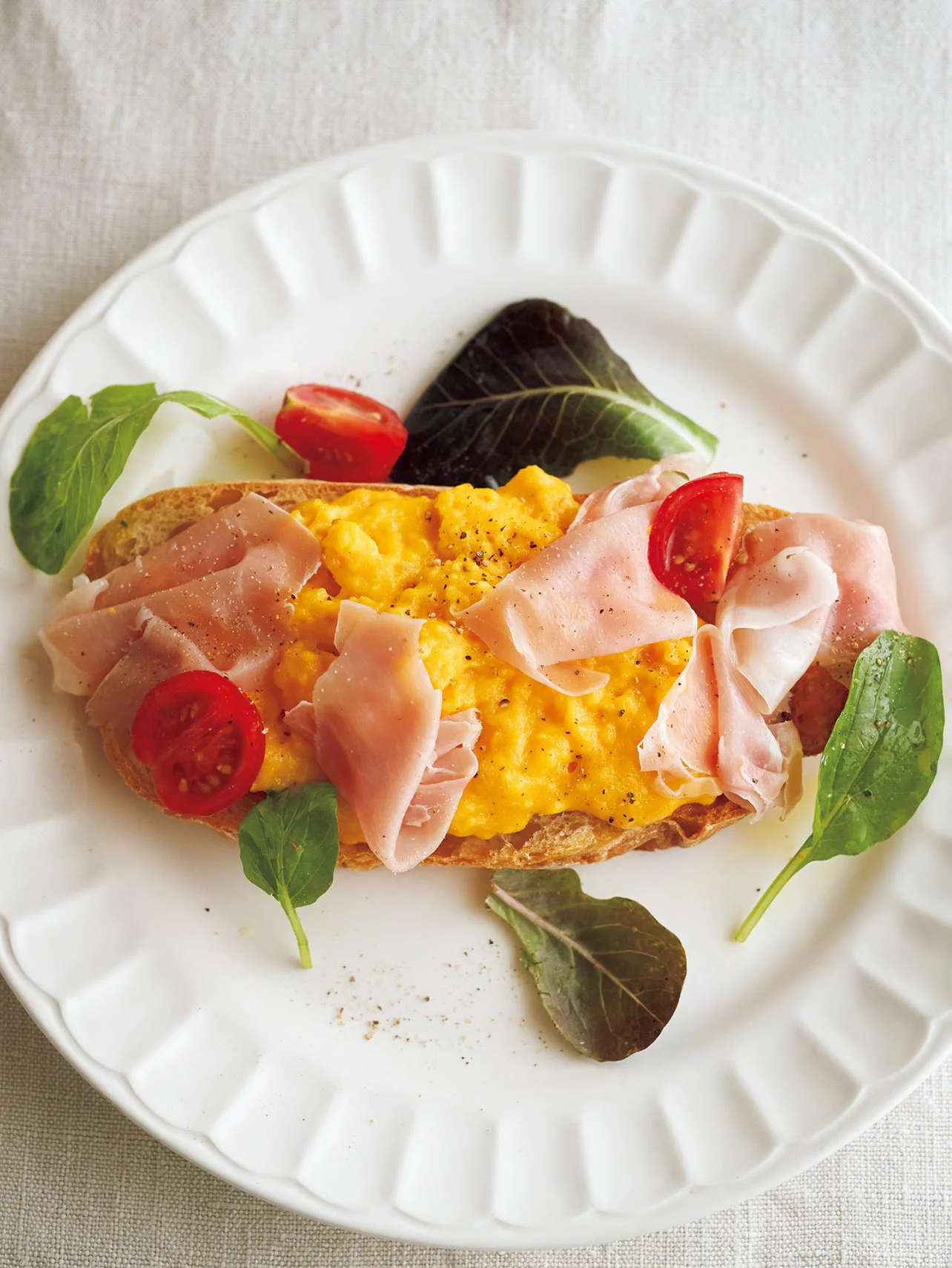 炒めないから卵がとろとろ！松尾シェフ直伝「スクランブルエッグの