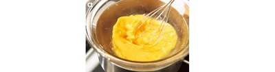 泡立て器で混ぜながらゆっくりと火を通す