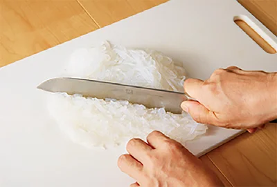 しらたきはごはん粒ほどの大きさに刻む