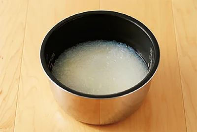 炊飯釜に洗った米、刻んだしらたき、水の順に入れ、普通に炊く