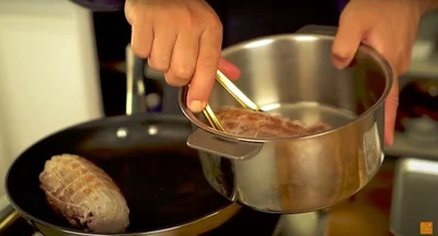 鍋は肉を寝かせてちょうど収まる大きさがベスト