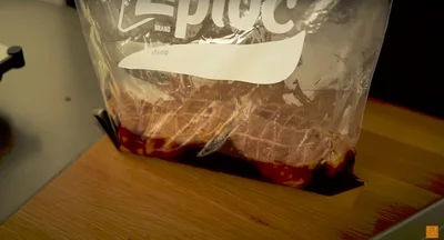 豚肉が熱いうちに袋に入れる▶︎ただの保存袋を真空パック状態にしていきます！