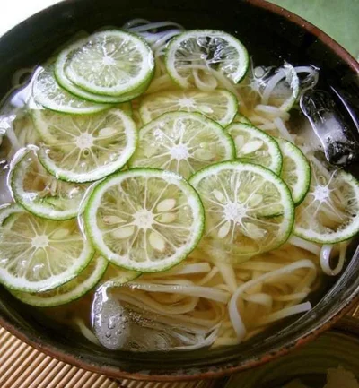 【写真を見る】さっぱり爽やか！すだちの冷やしうどん