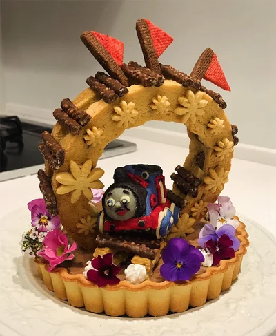めーたんさん「トーマスのスーパーぐるぐるくるりんぱ線路ケーキ」